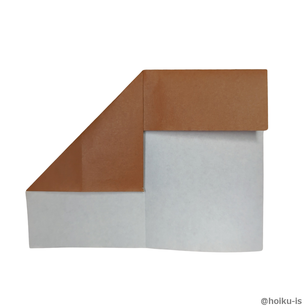 左の角を真ん中の折り筋に合わせて折る