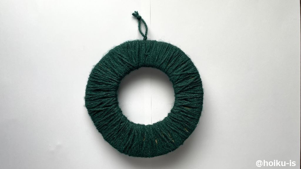 一周したら残しておいた毛糸と結び、輪を作る