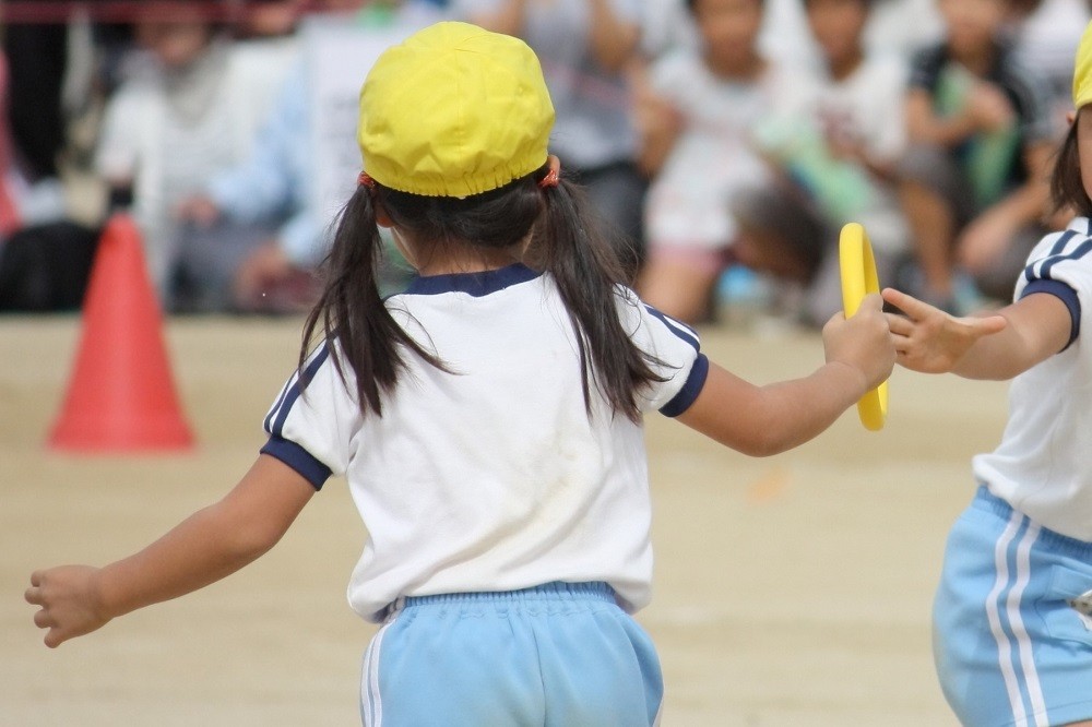 保育園の運動会でリレー競技をする園児