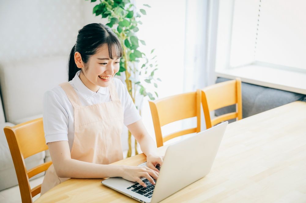 ICTシステムを使う保育士