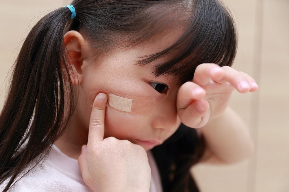 ケガをして泣いている女の子