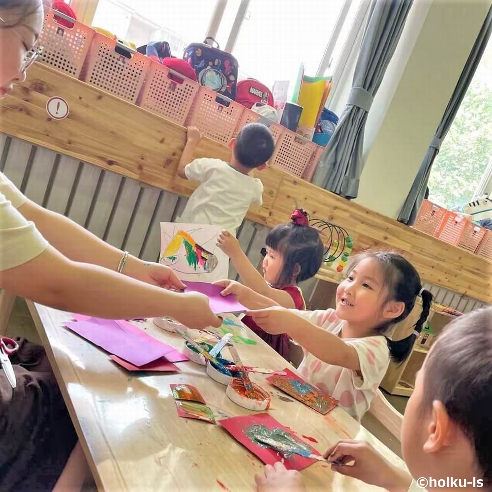 室内遊びをする中国の保育園の子ども