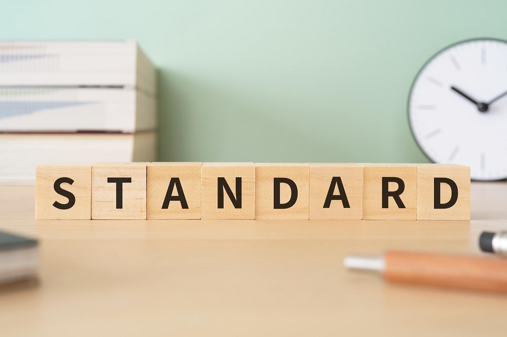 「STANDARD」と書かれた積み木