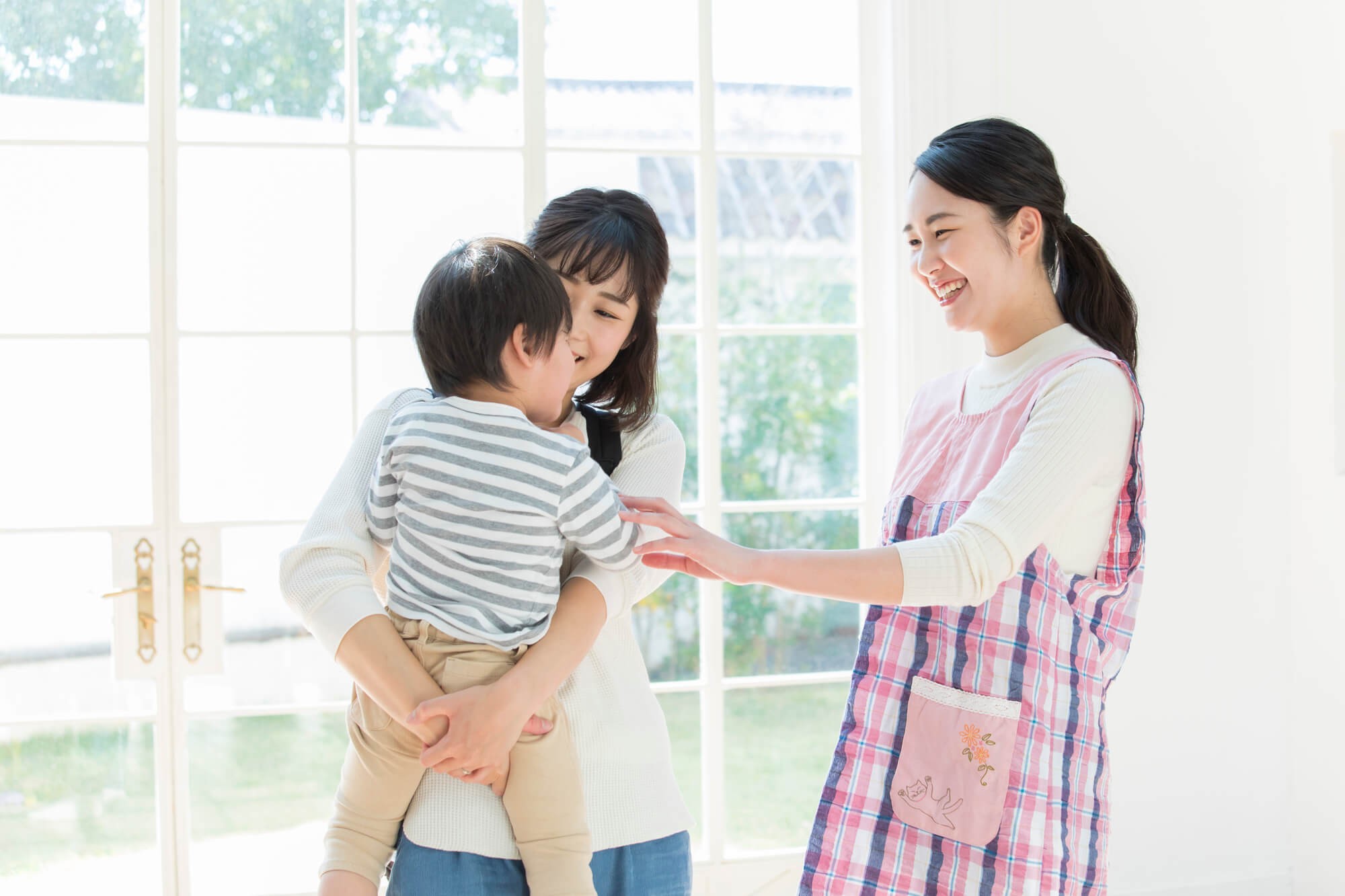 保護者対応をする保育士