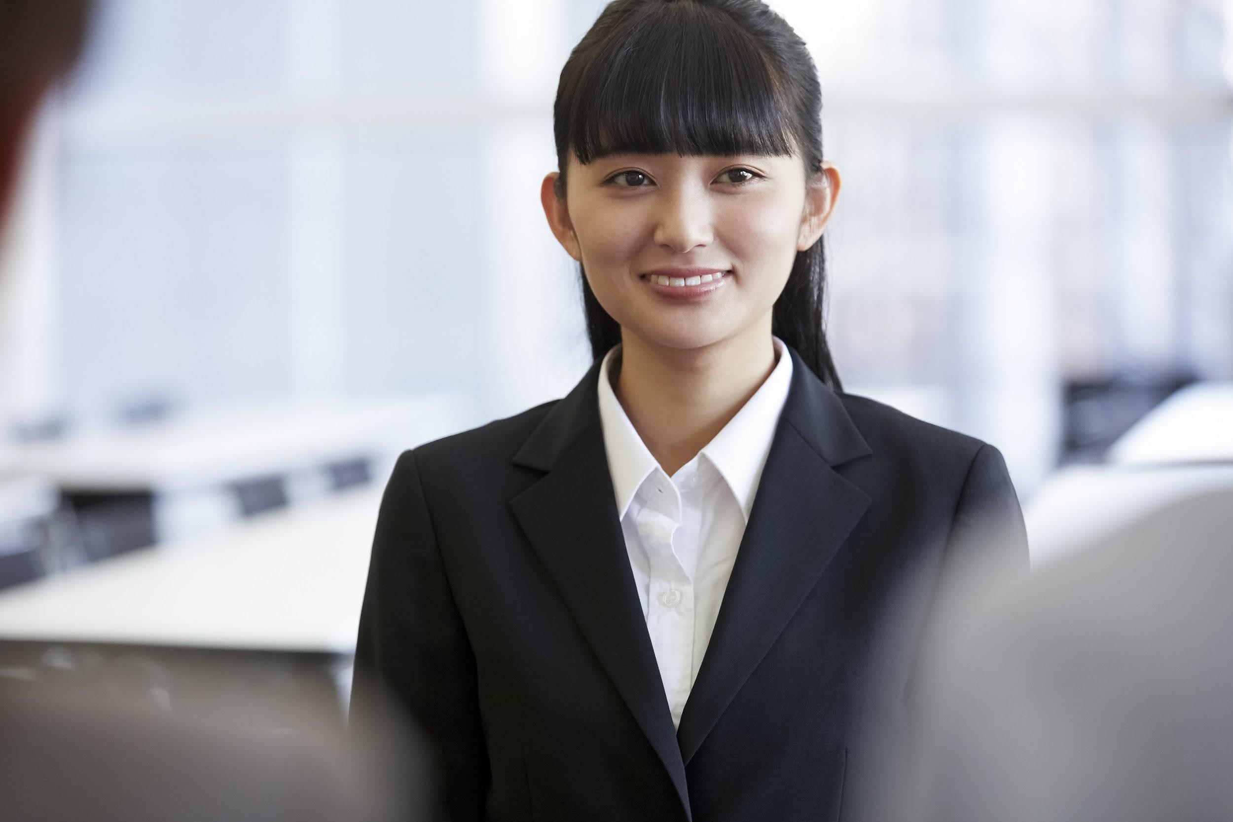 スーツを着た女性
