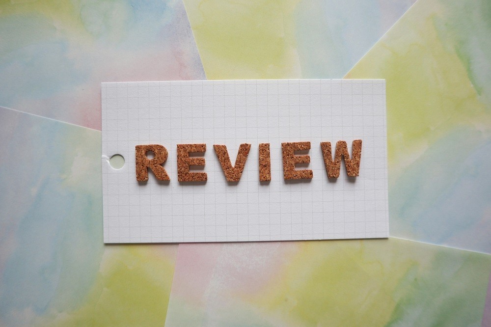 「REVIEW」と書かれたメモ帳