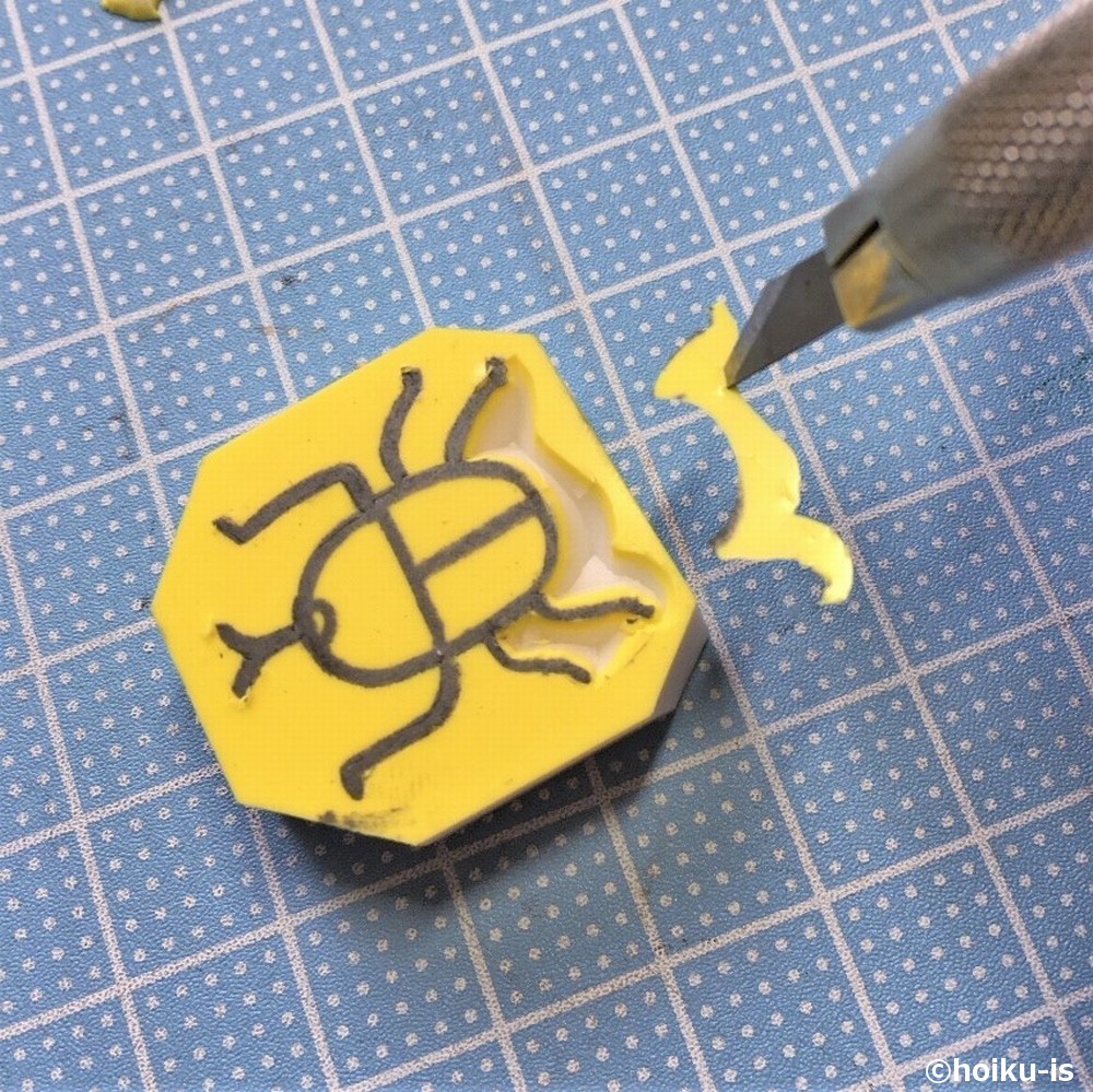彫った脚の部分を取っているところ