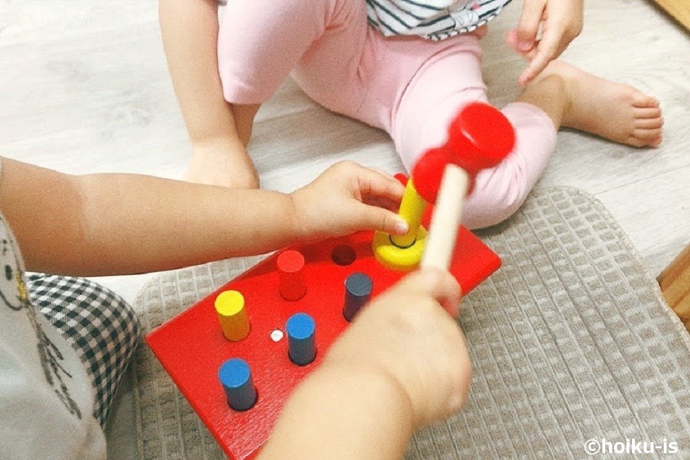 モンテッソーリ教具で遊ぶ子どもたち