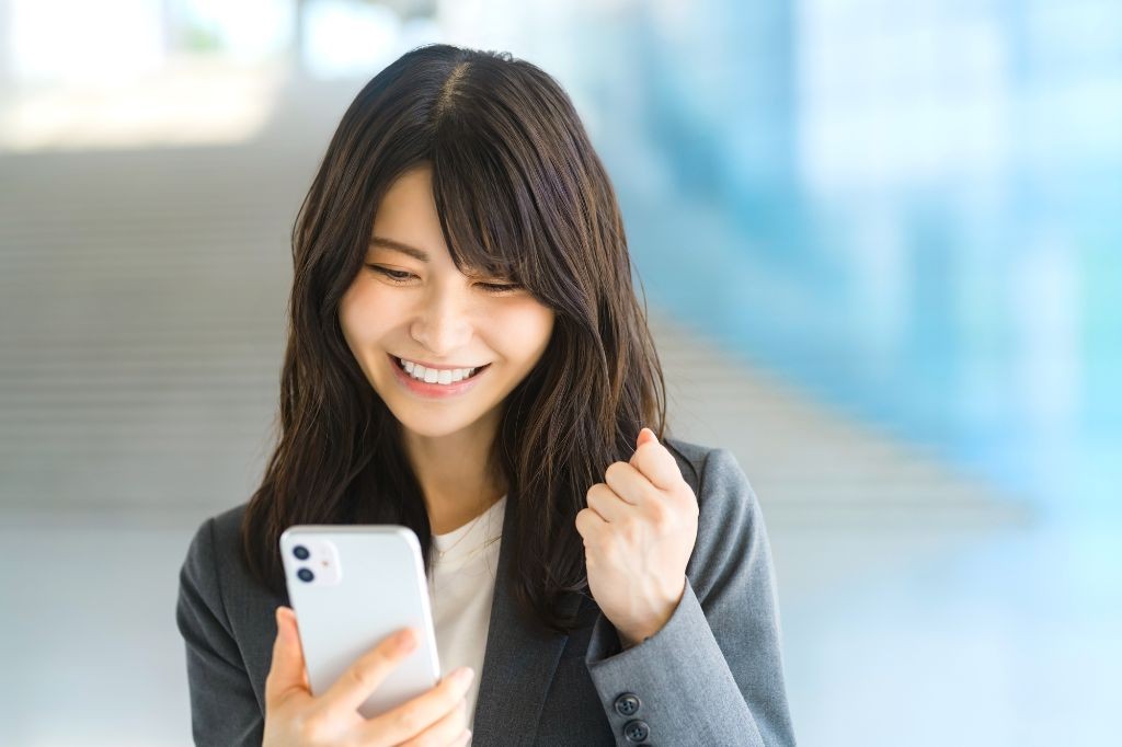 スマホで転職活動する保育士