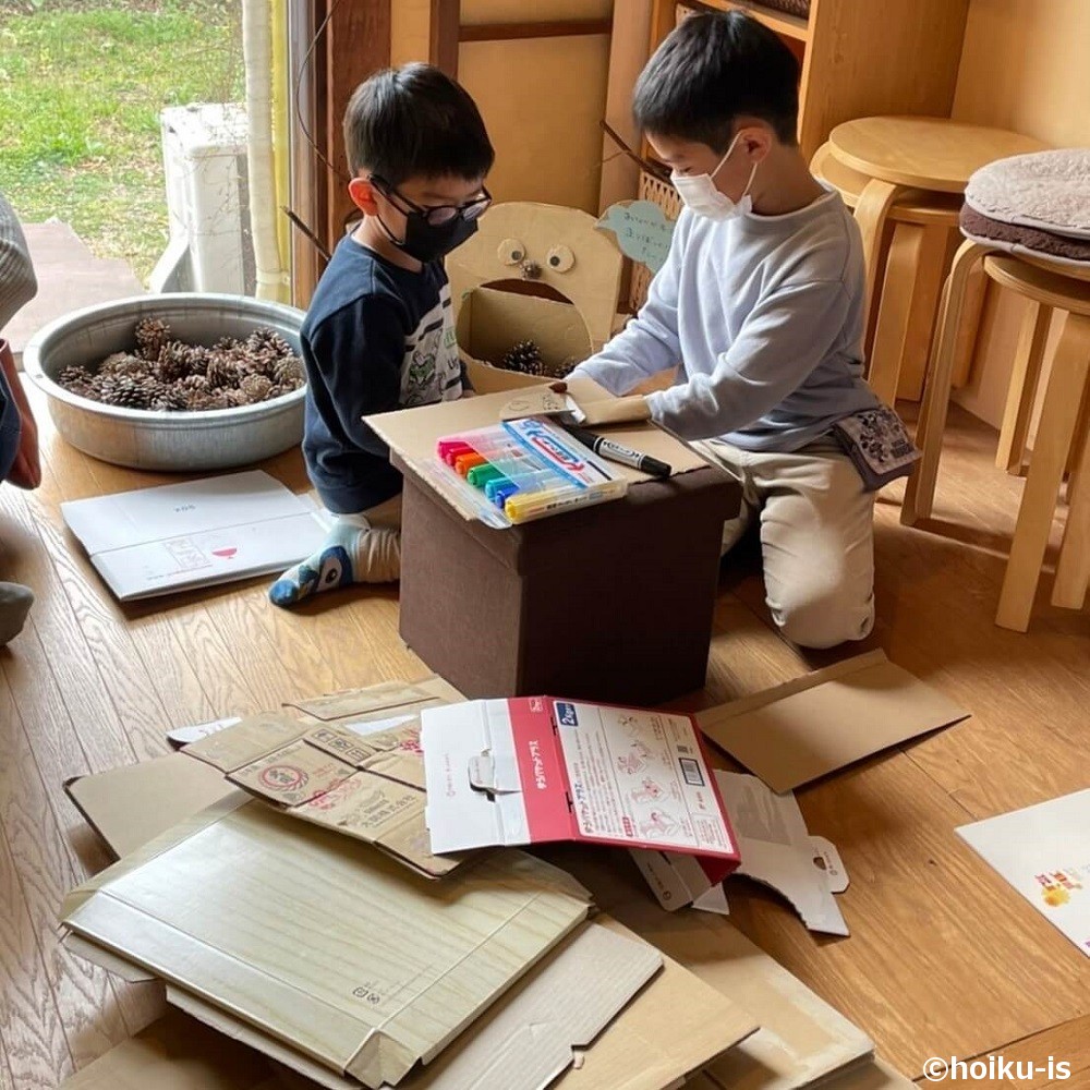 室内遊びをする子どもたち