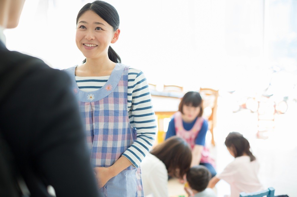 親御さんとコミュニケーションをとる保育士