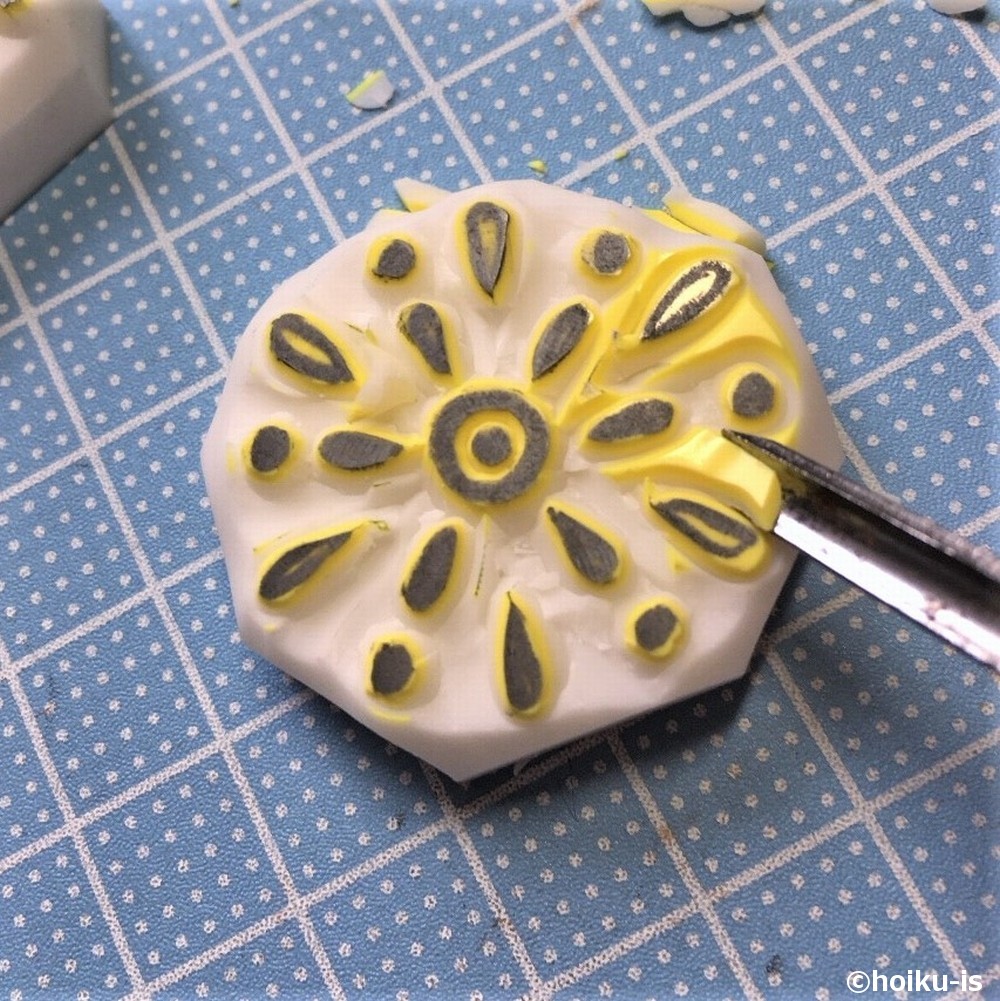 丸刀で花火を彫っているところ
