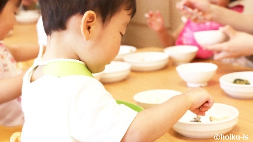 ご飯を食べる男の子