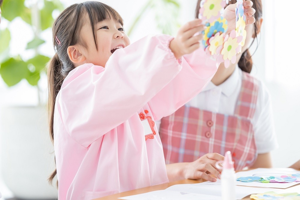 製作をする5歳児