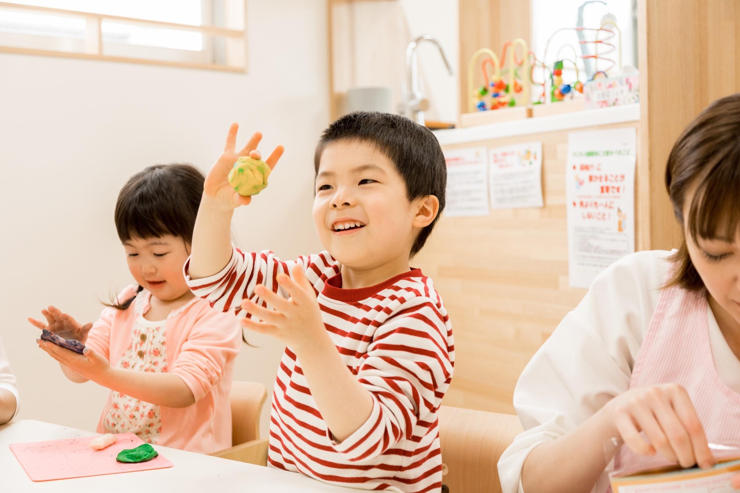 ねんどで遊ぶ子どもたち