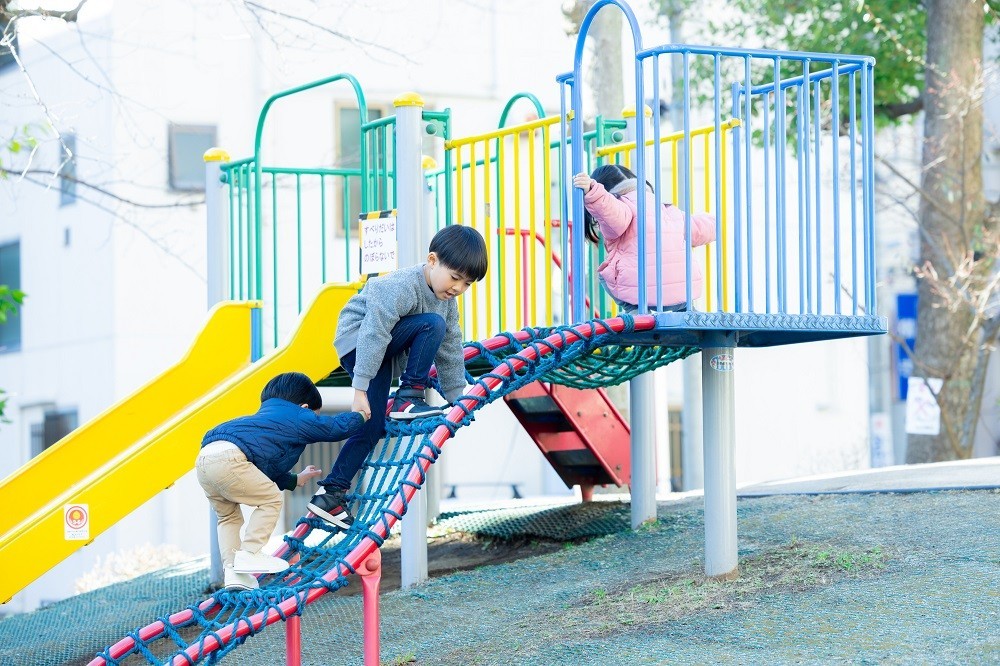大型遊具で遊んでいる子どもたち