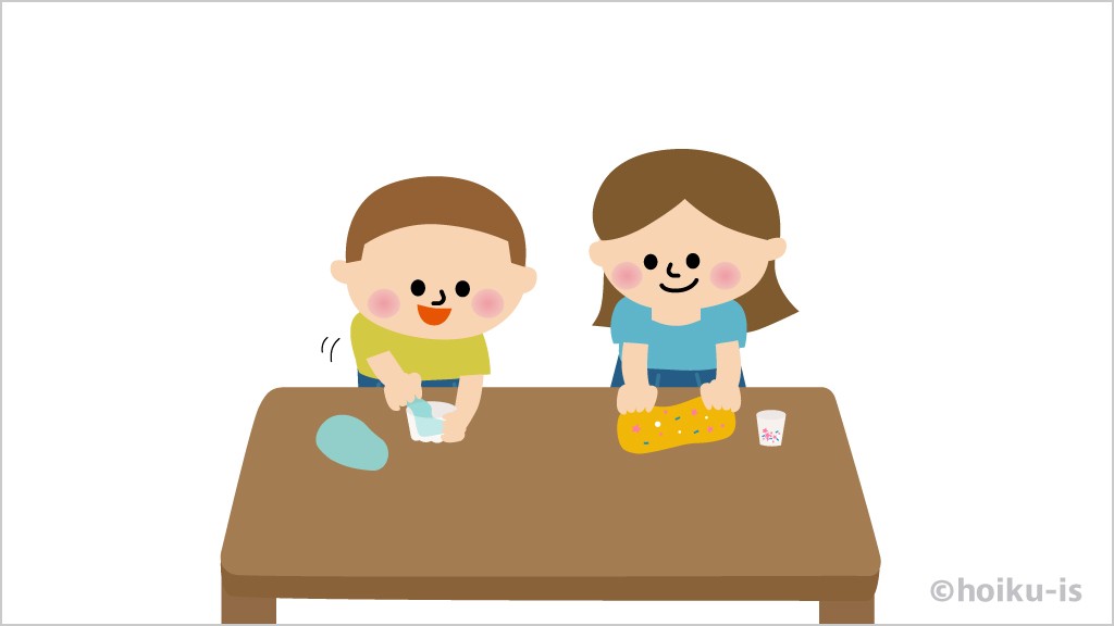 道具を使ってスライム遊びをしている子どもたち