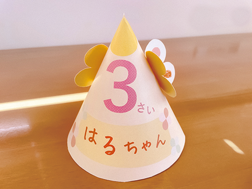 画用紙で作った誕生日の冠