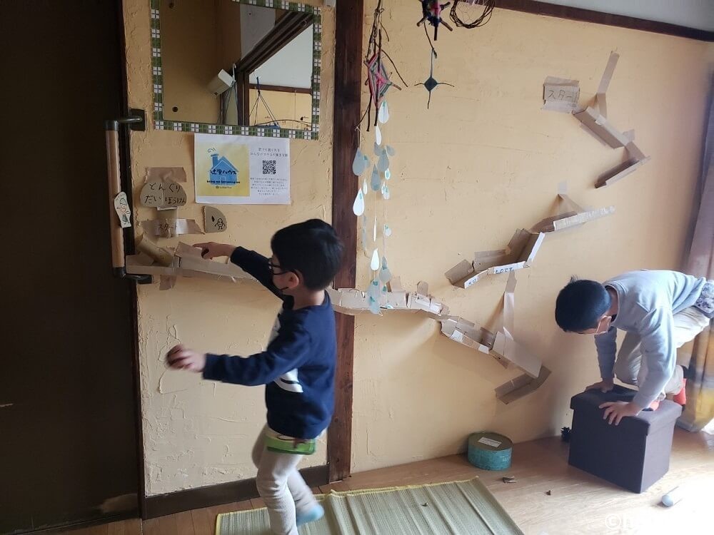 室内で遊ぶ子ども