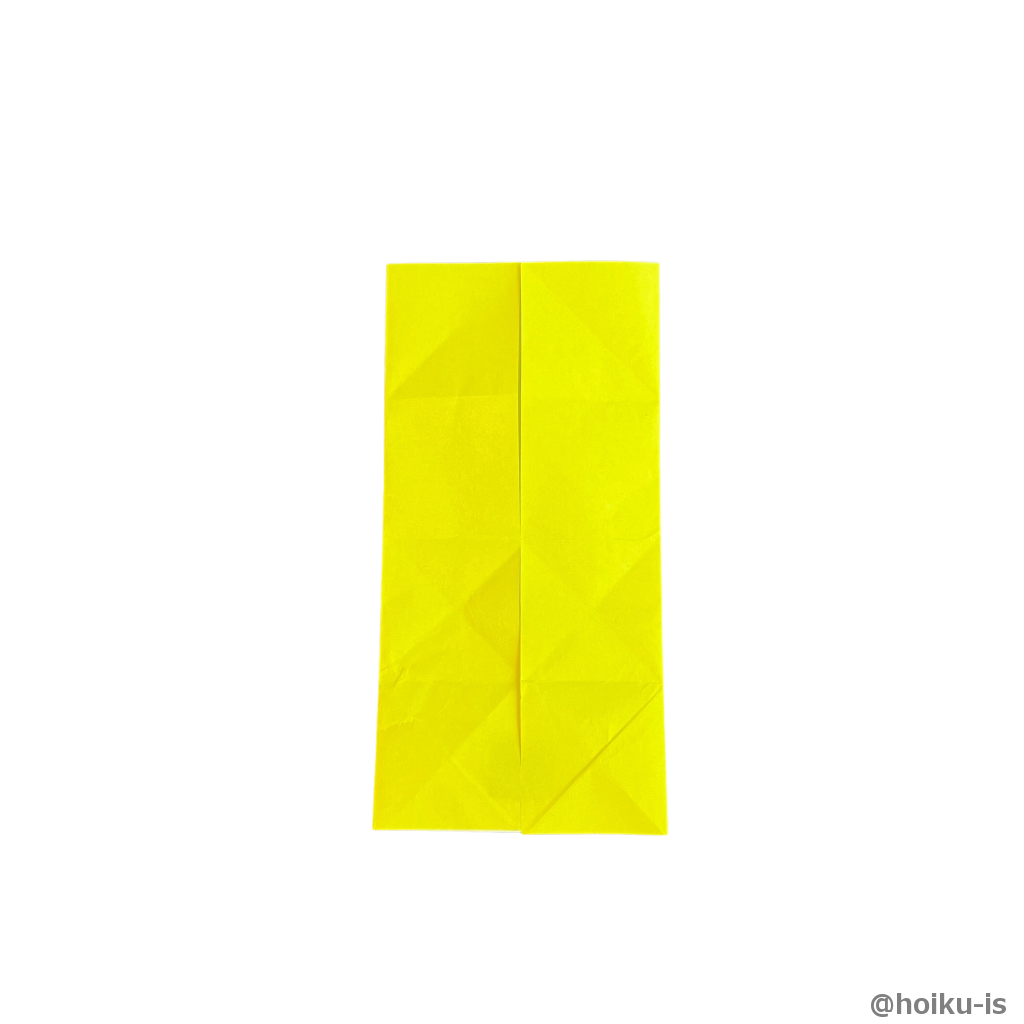 左右の辺を真ん中に折る