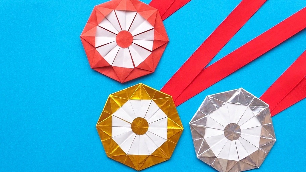 折り紙で作った金・銀・赤のメダル