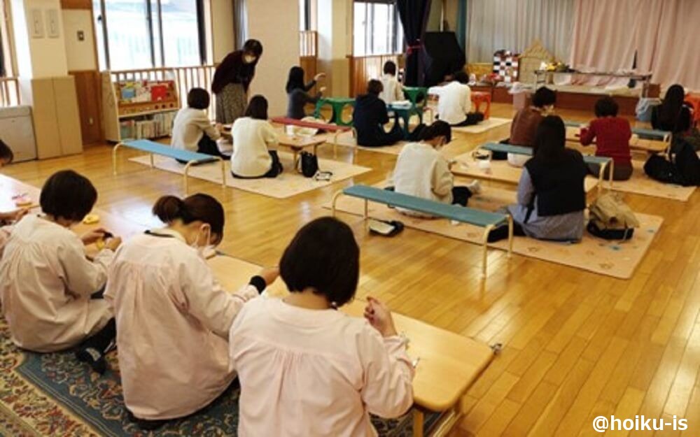布おもちゃを手作りする保育士