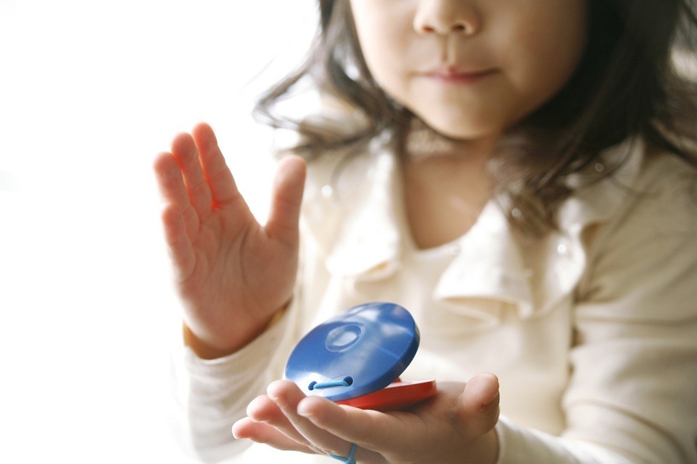 カスタネットを叩く女の子