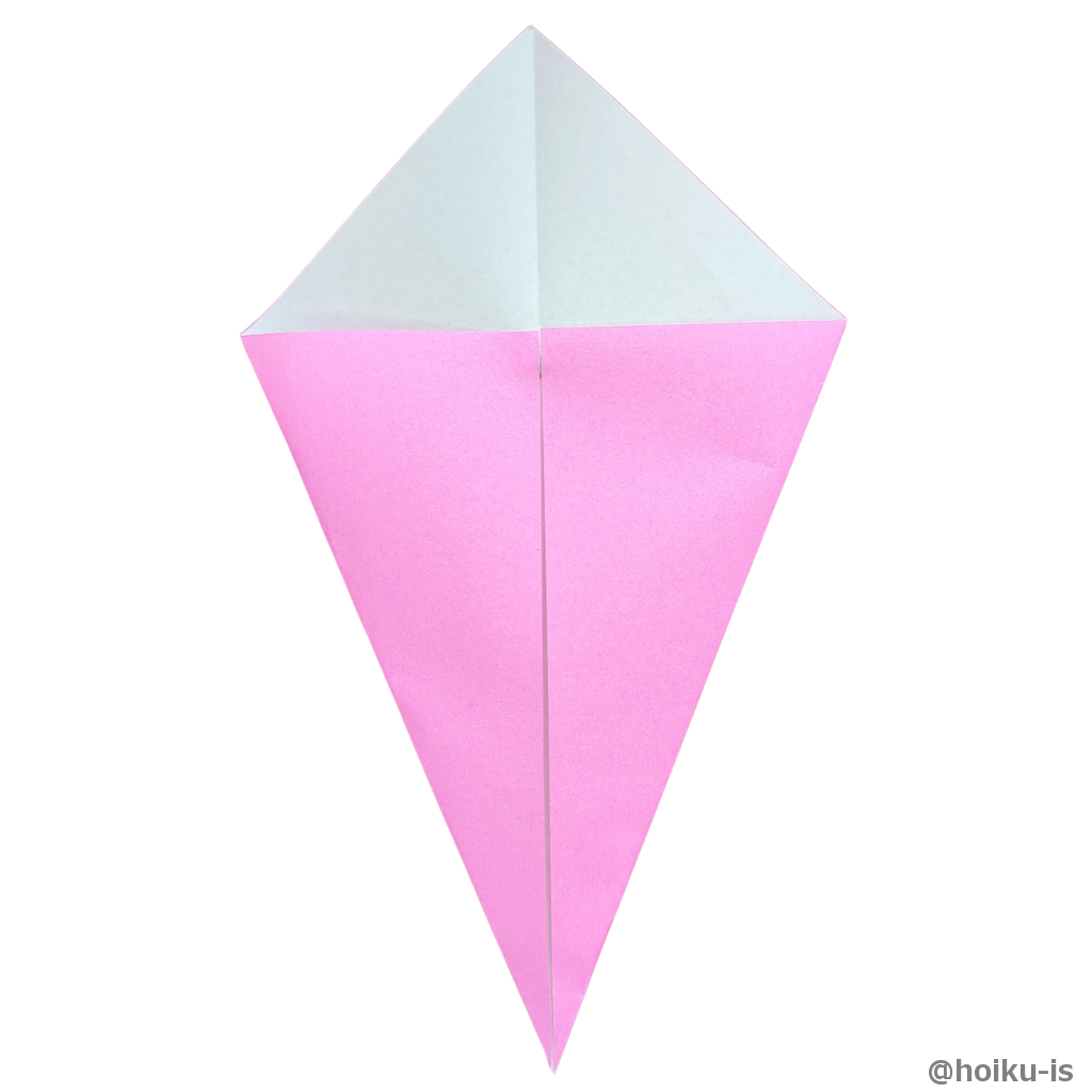 折り筋に合わせて左右の角を折ります