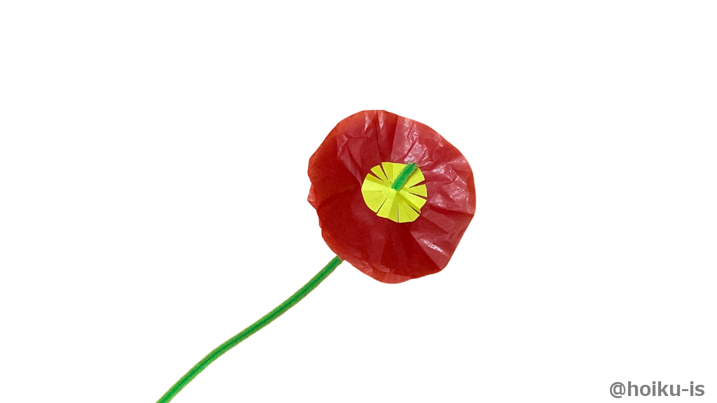 3枚分クシュっと丸めてモールに通し、おしべを穴に通す