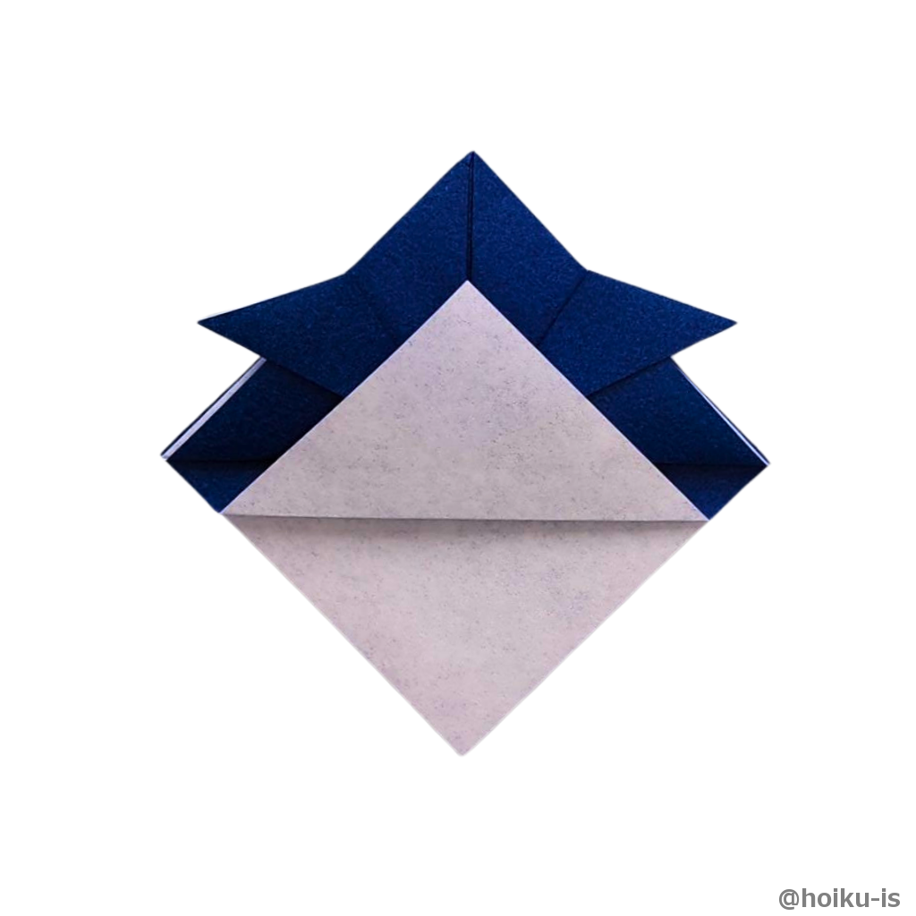 下の角を少しずらして折りあげる