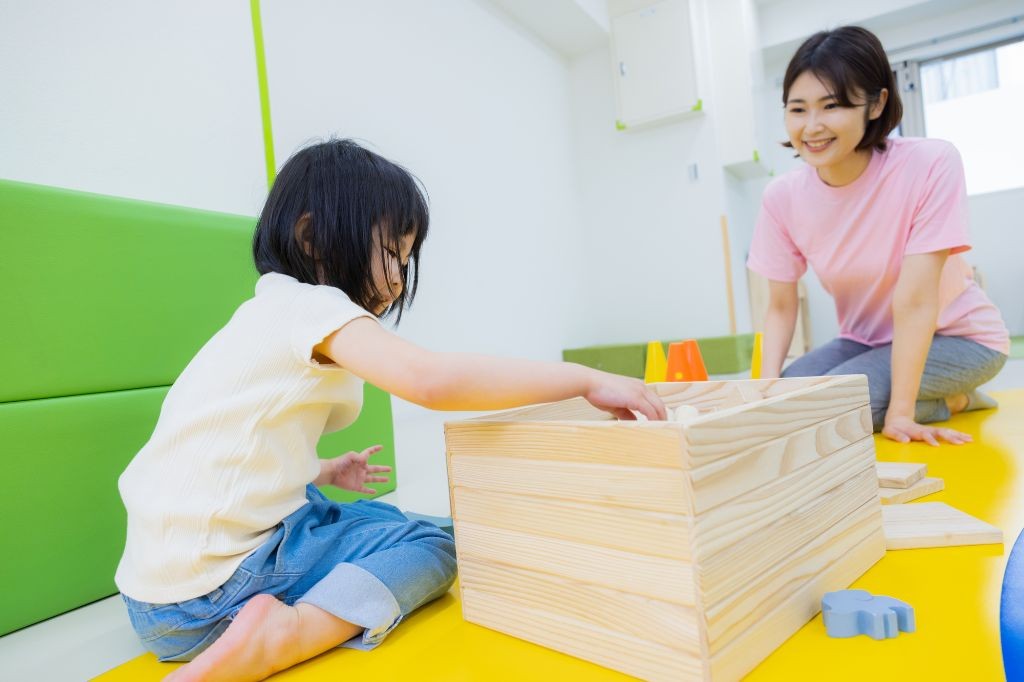 片付けすることで終わりを意識する保育園児