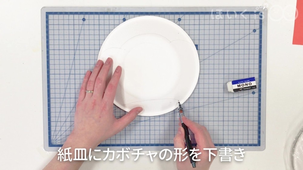 紙皿にカボチャの形を下書き