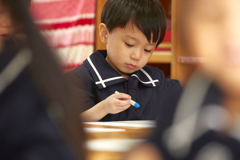 クレヨンでお絵描きをする男の子