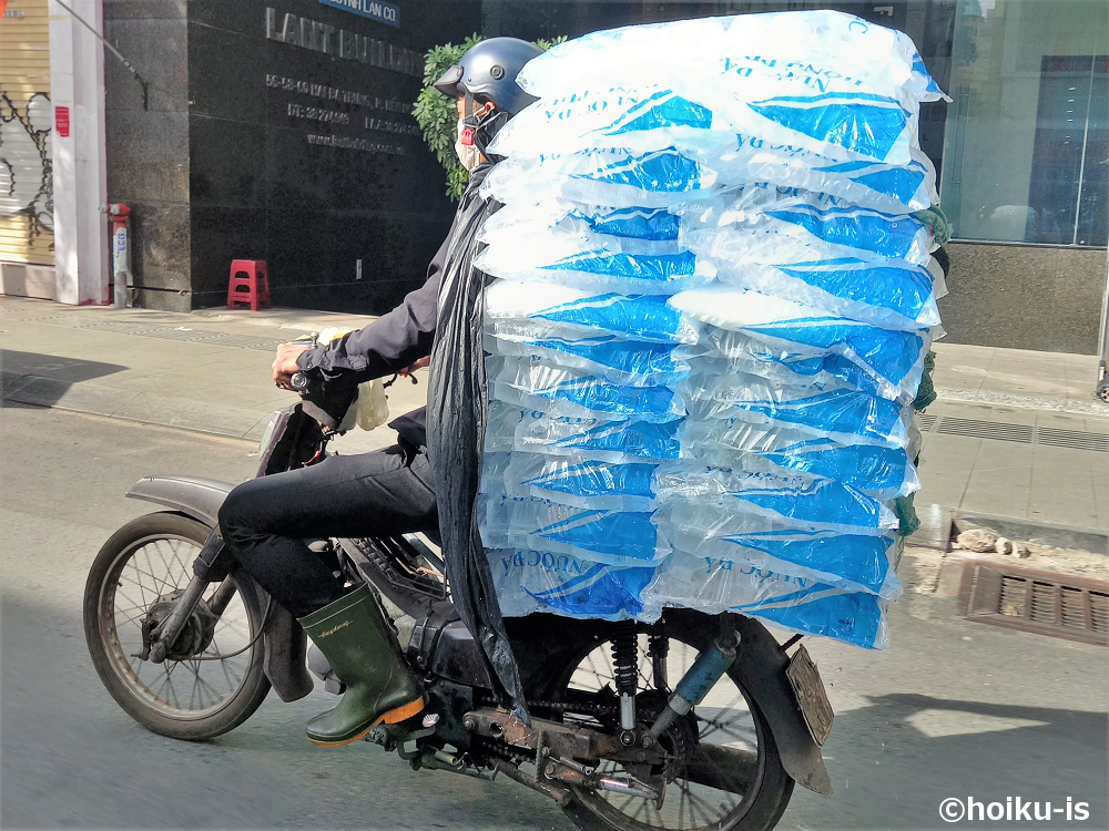 バイクで氷を運ぶベトナムの人