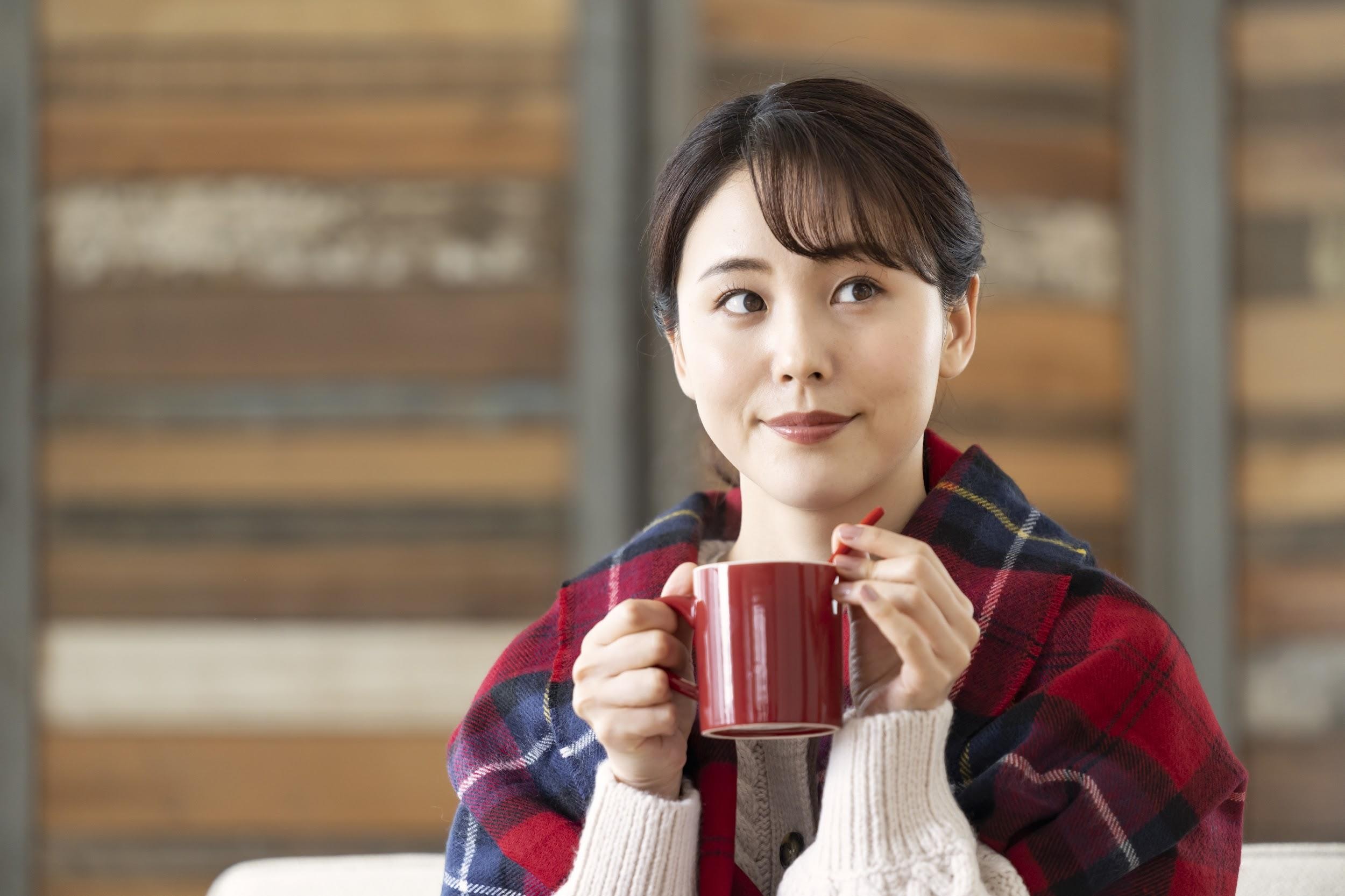 コップを持つ女性