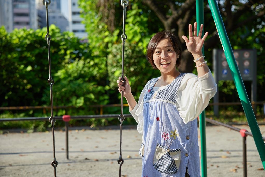 公園で遊ぶ保育士