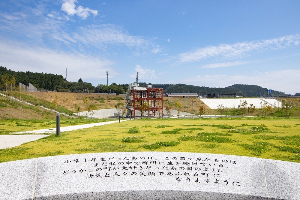 南三陸町震災復興記念公園にある語り次の広場