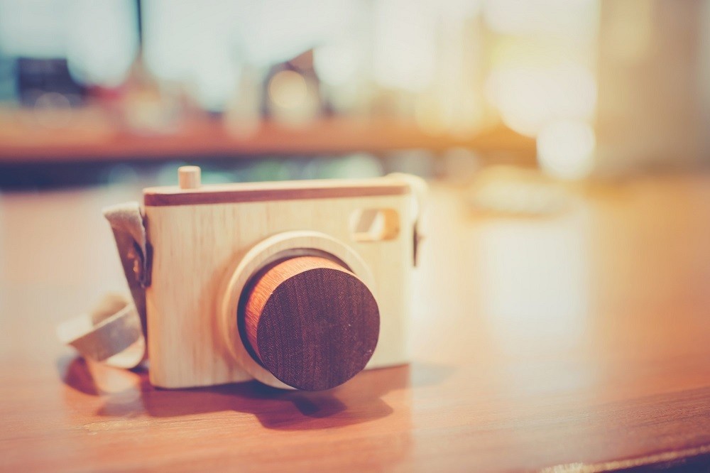 木で作られたカメラのおもちゃ