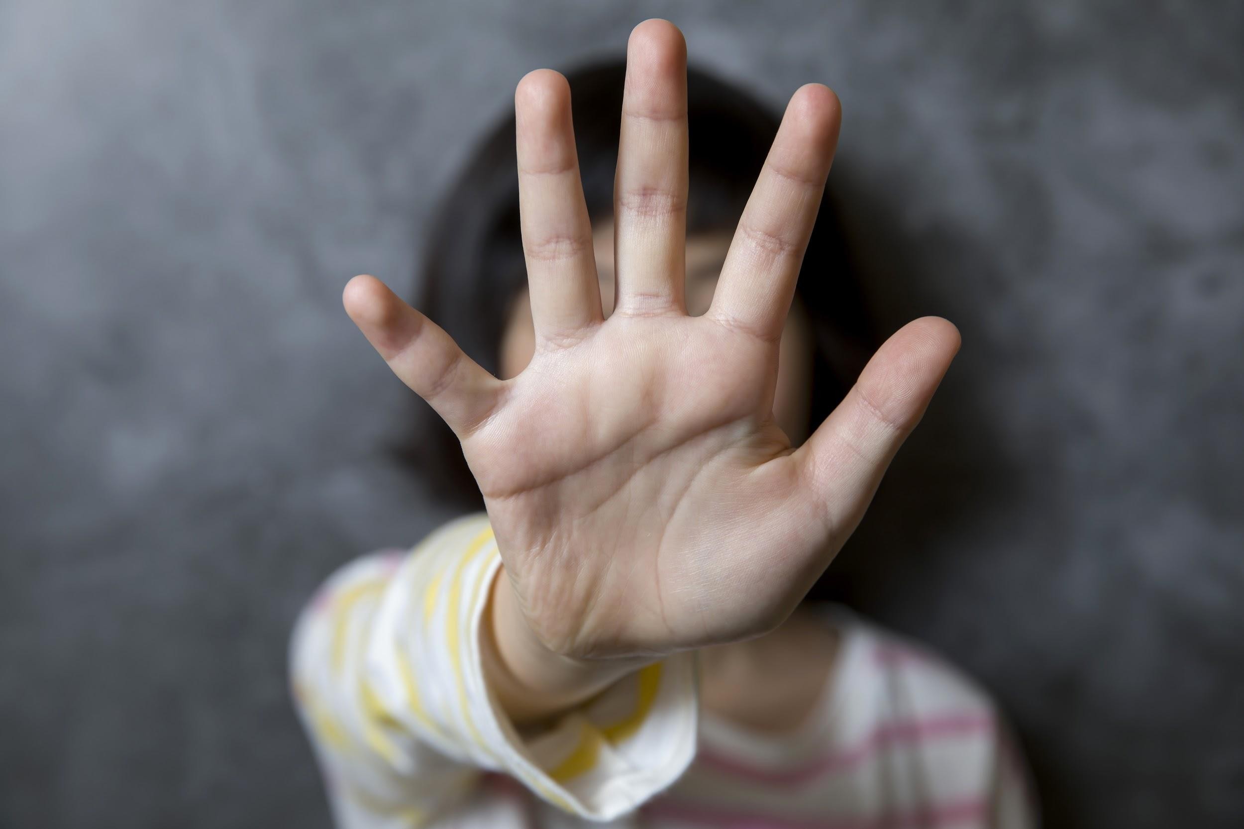 手のひらを出している子ども