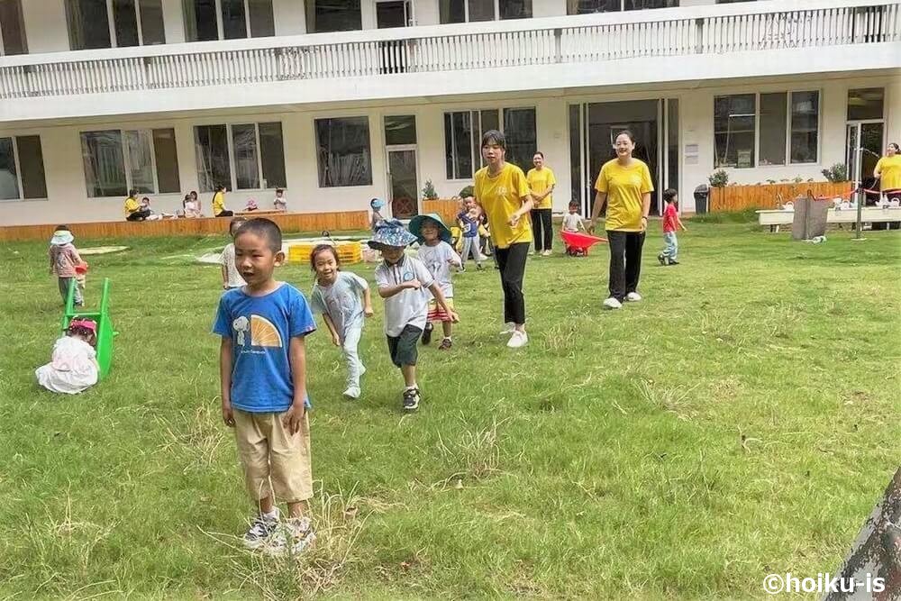 外遊びをする西安保育園の子どもたち