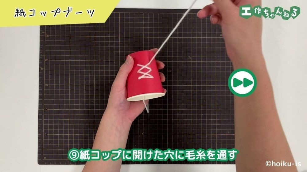 紙コップに毛糸を編んでいる手元