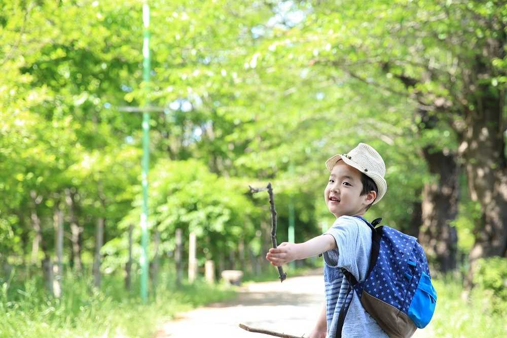 ハイキングをしている子ども