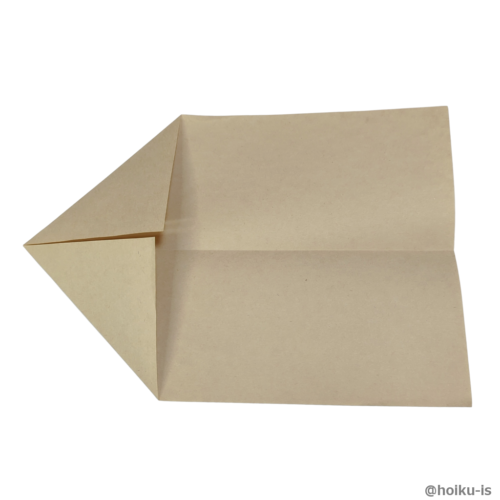 左の上下の角を真ん中の折り筋合わせて折る