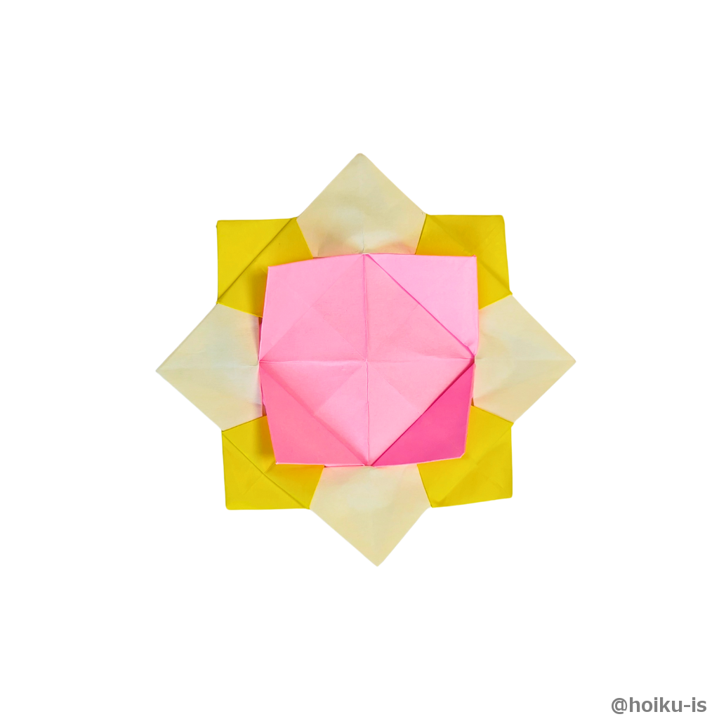 4辺すべて差し込んだら真ん中の上の辺を外に向かって折ります