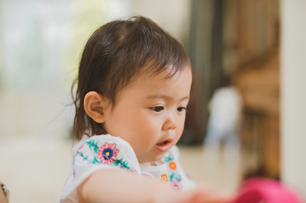 おもちゃで遊ぶ乳幼児