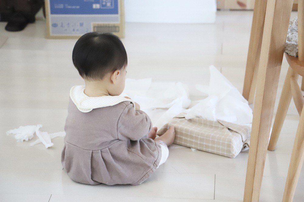 いたずらでティッシュの中身を出している子ども