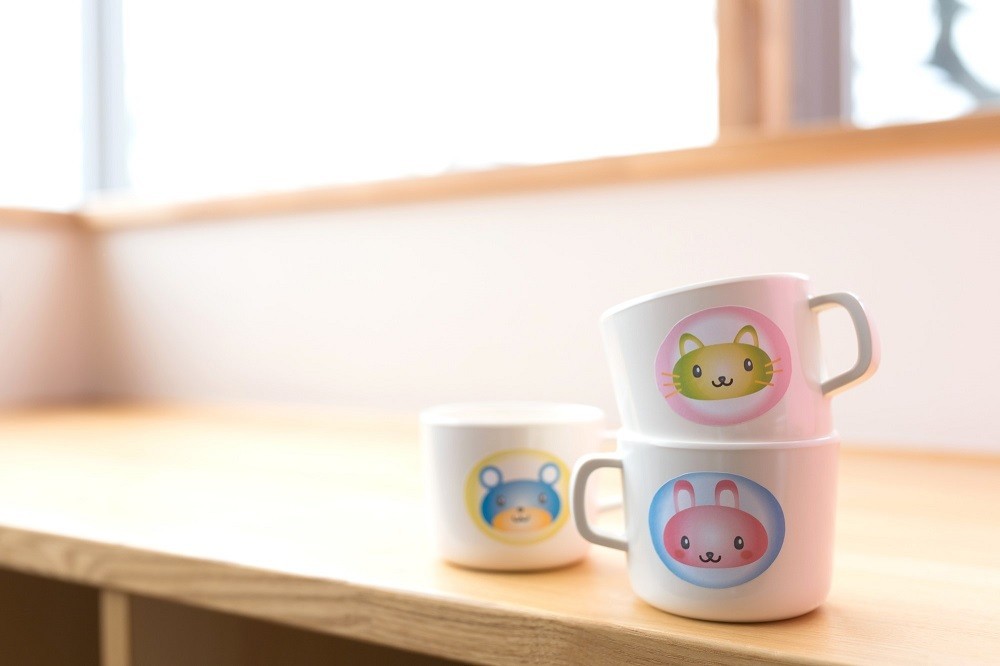 棚の上に置かれた子ども用のマグカップ