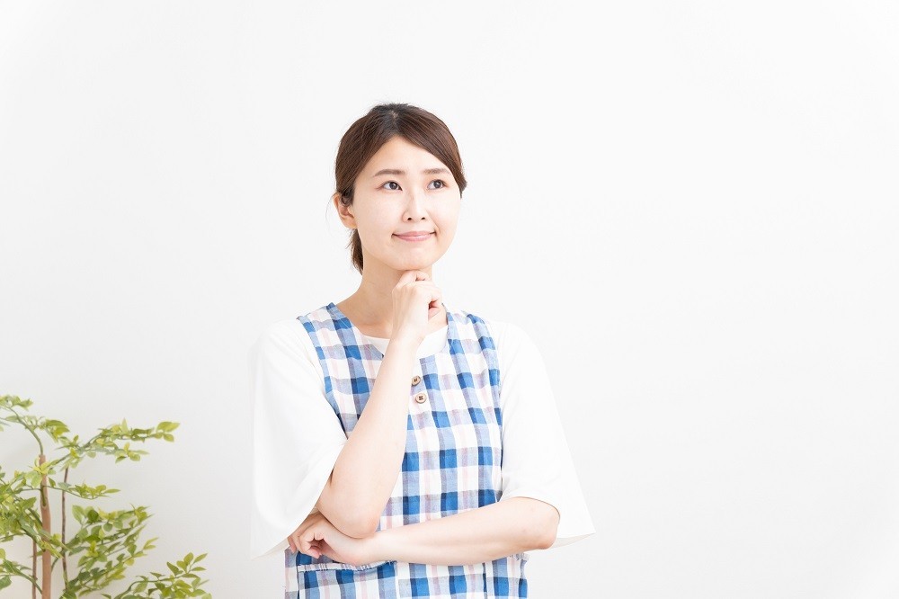 考え事をしている保育士