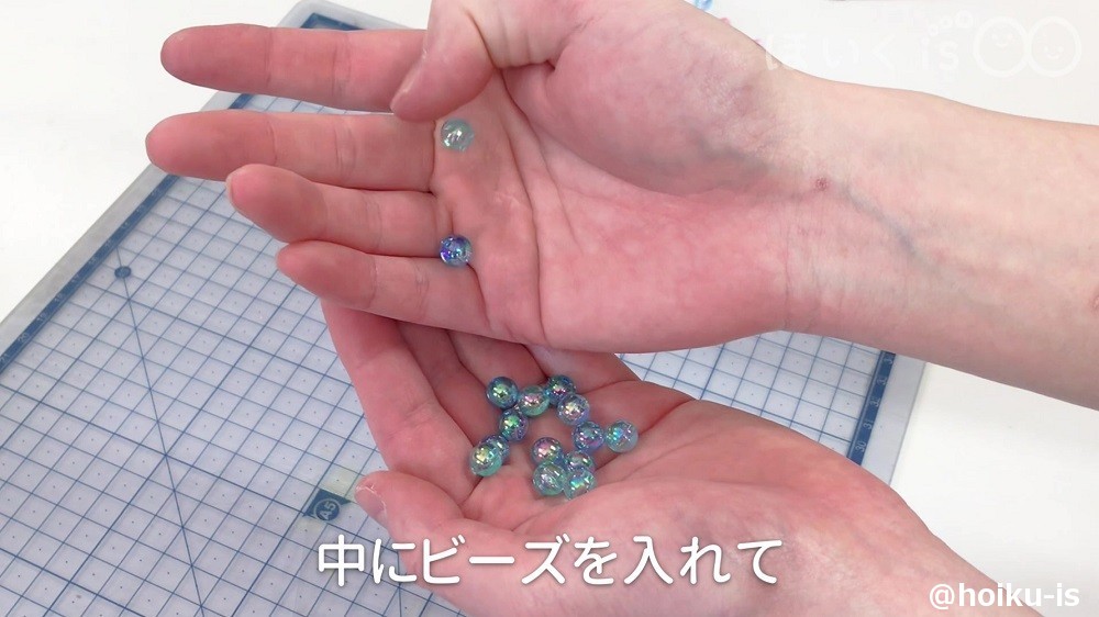 ビーズを袋に入れるところ