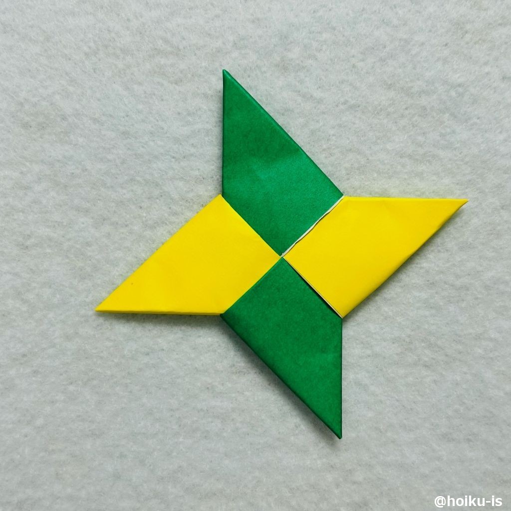 ⑰下の三角形も同じように緑色の折り紙に差し込み、形を整えたら、手裏剣の完成。